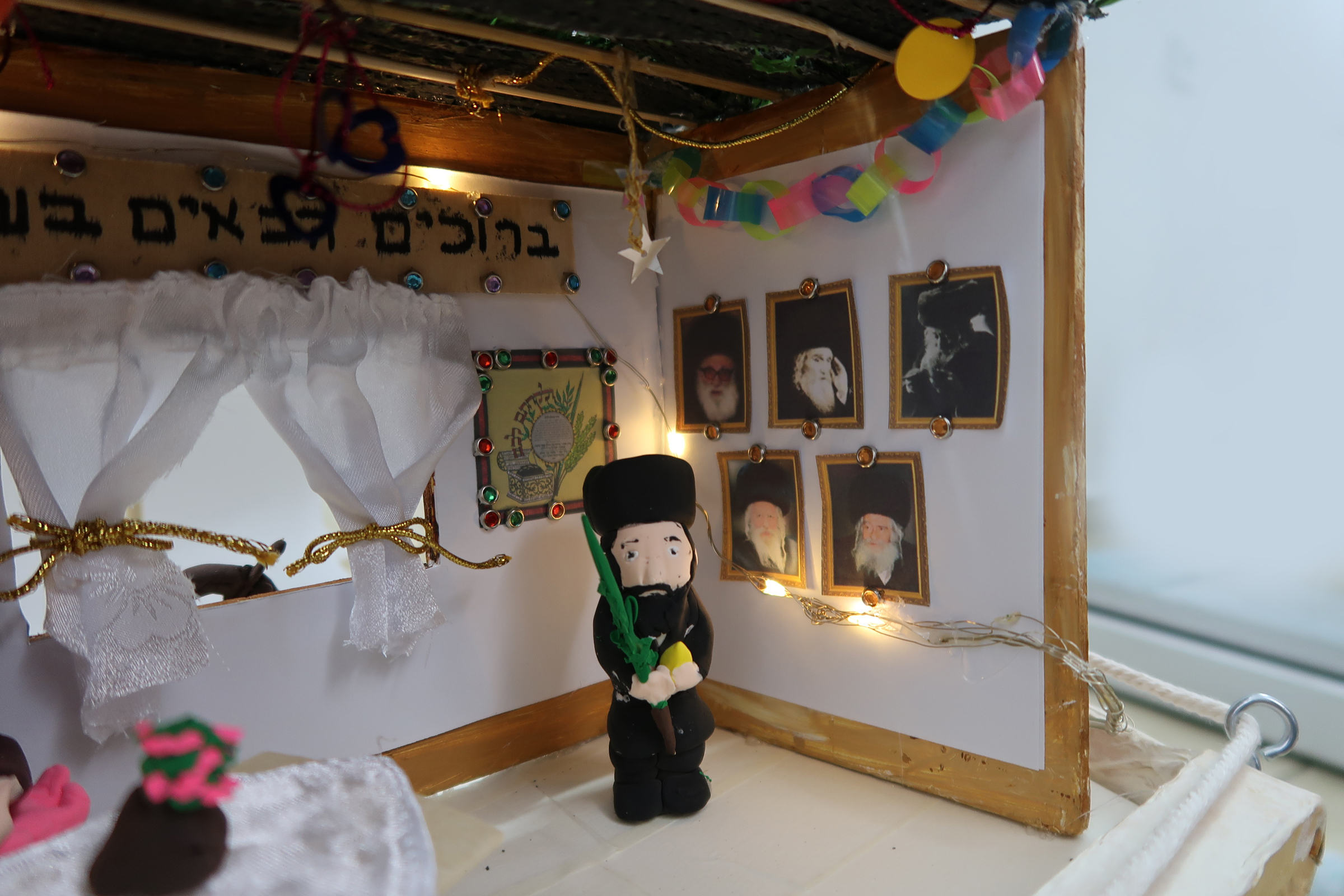 אבא נוטל 4 מינים בסוכה.jpg