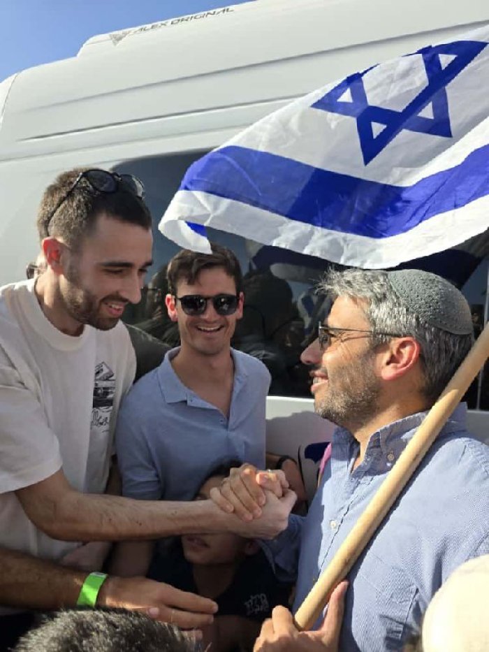 אבינתן אור חוזר הביתה.jpg