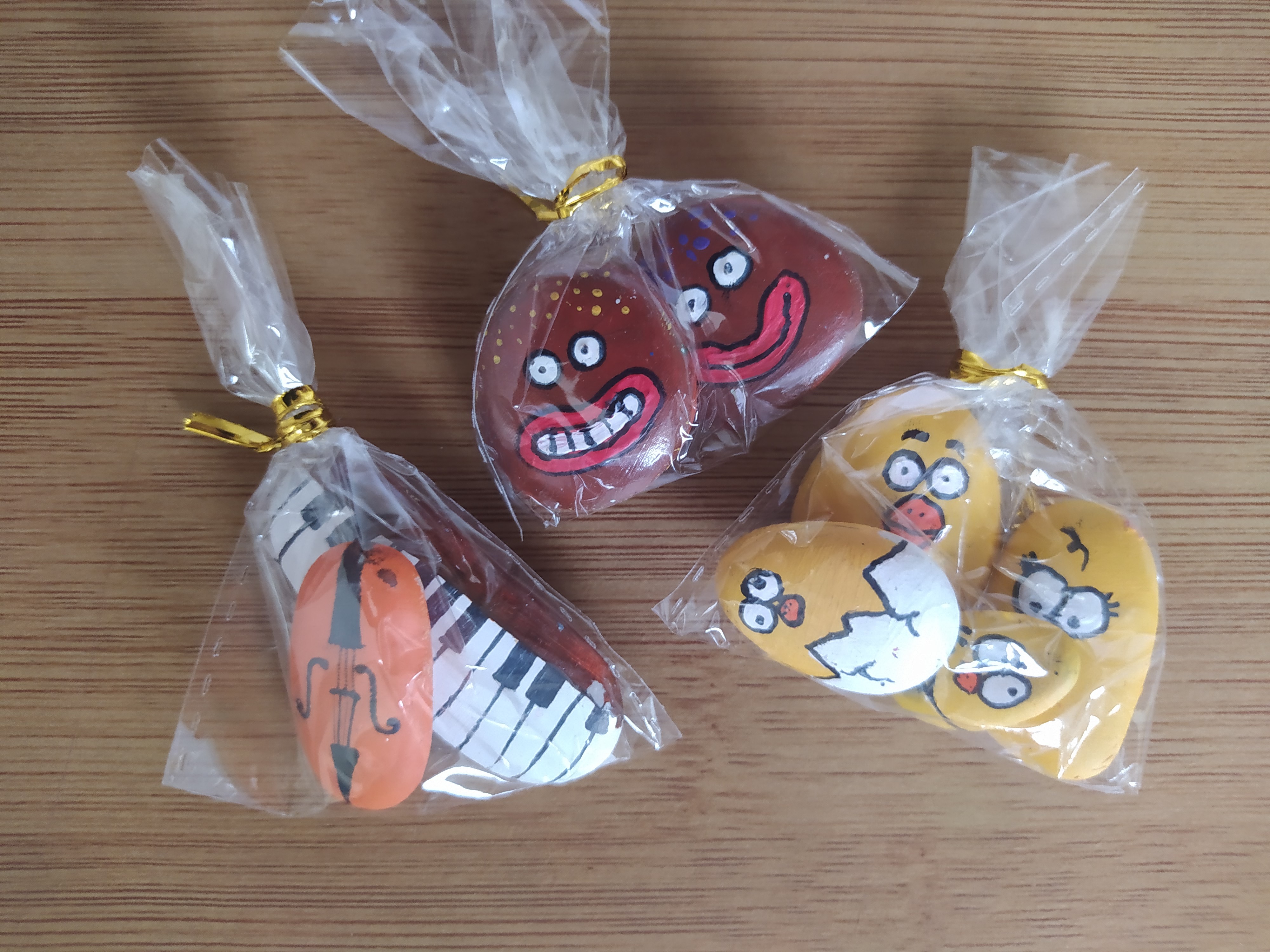 אבנים מחייכות.jpg