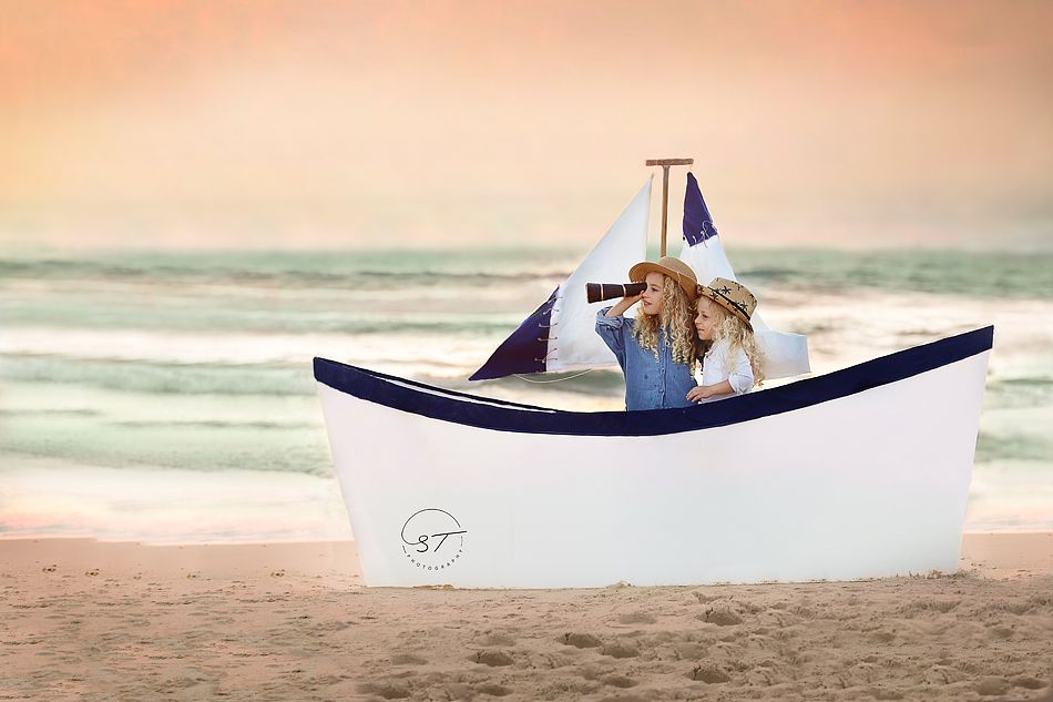 אברהם והדסה משקפת ים לצד על החוף מ.jpg