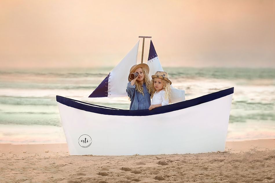 אברהם והדסה משקפת ים קדימה על החוף מ.jpg