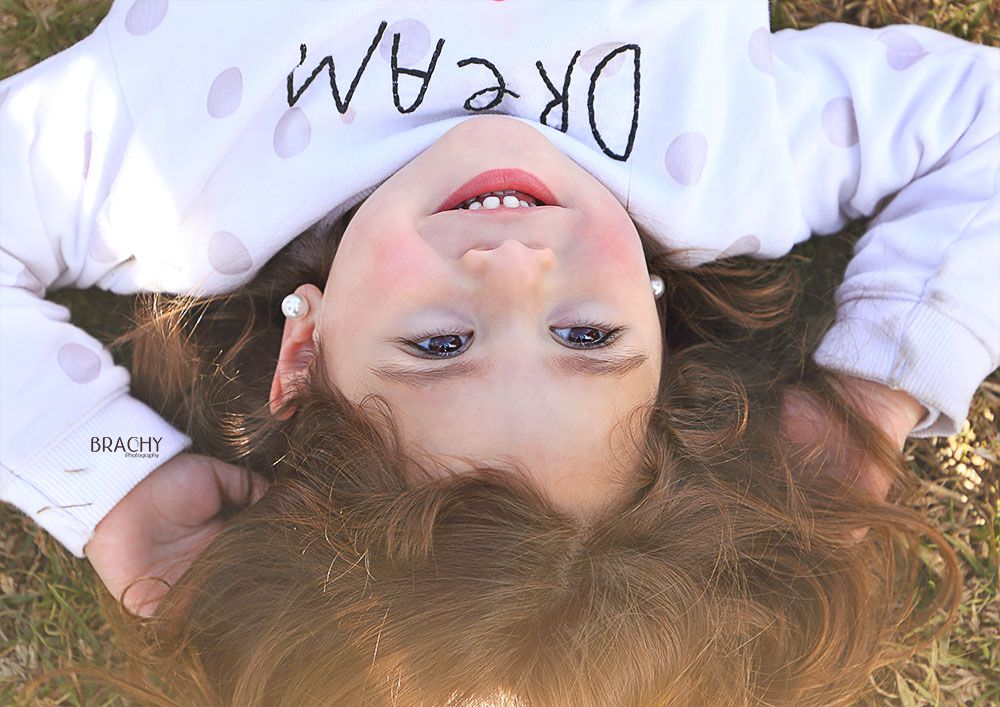 אדל שוכבת בדשא.jpg