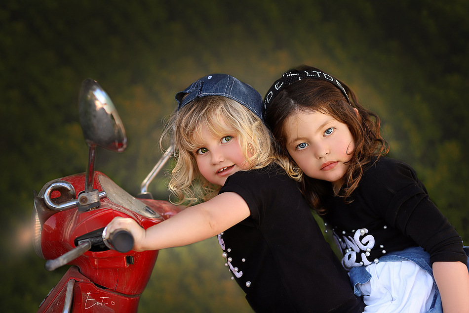 אופנוע תקריב שתיהם יפות מוקטן.jpg