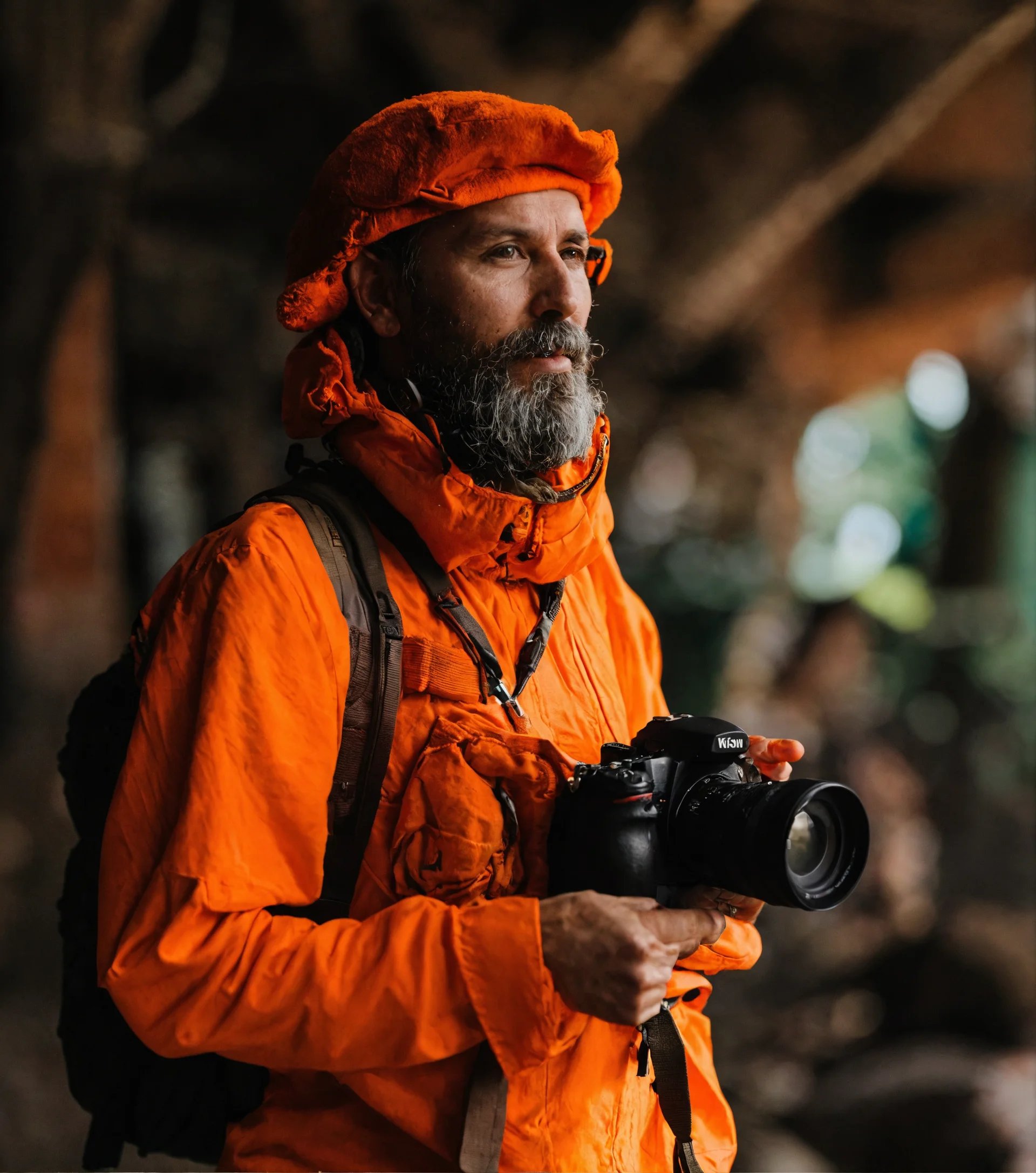 איש בצבע כתום עם מצלמה ביד.jpg