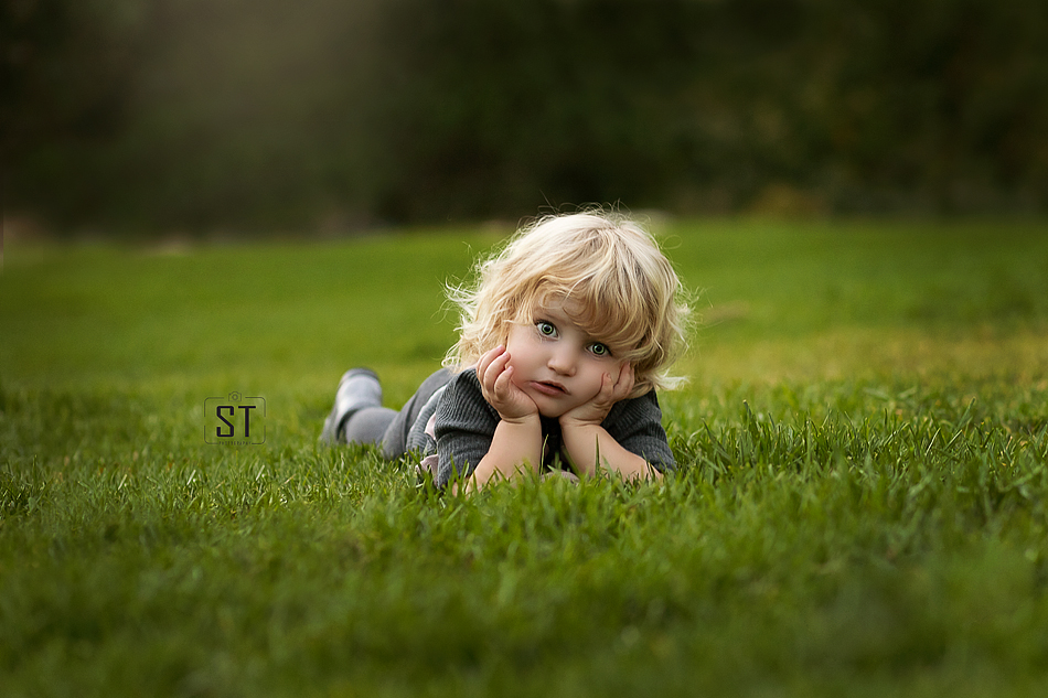 אלישבע על הדשא ידיים תקריבמוקטן.jpg