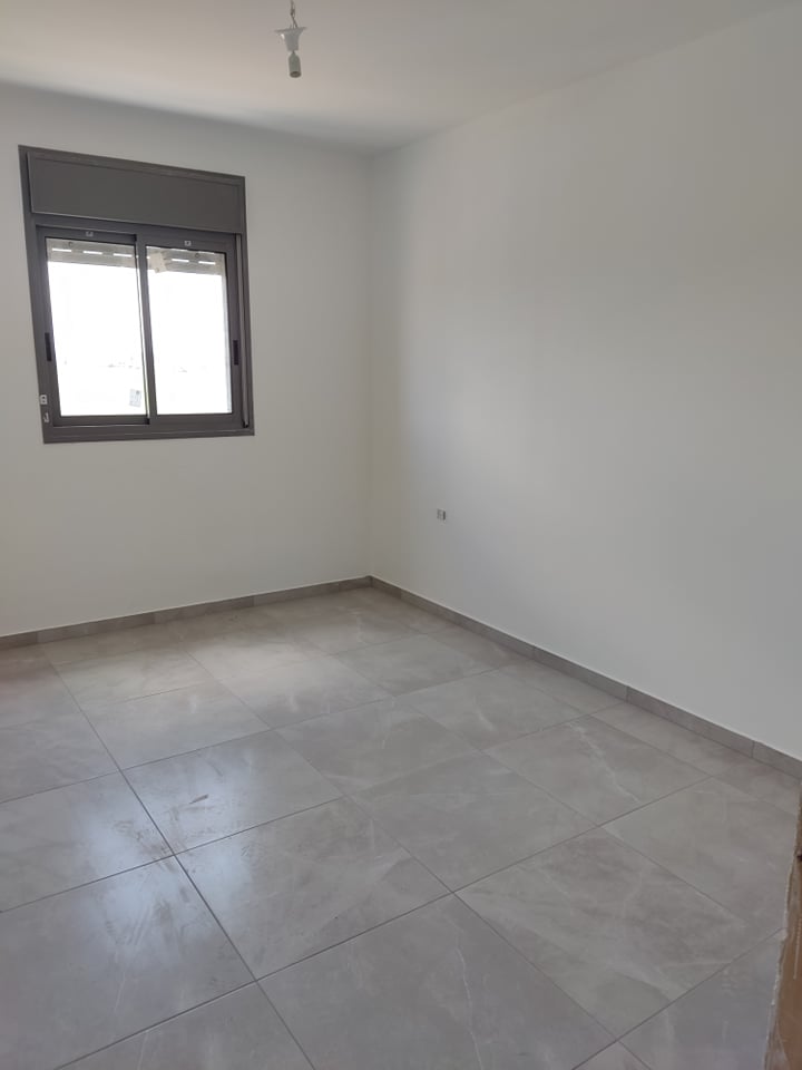 אמאני אפור מרוצף.jpg