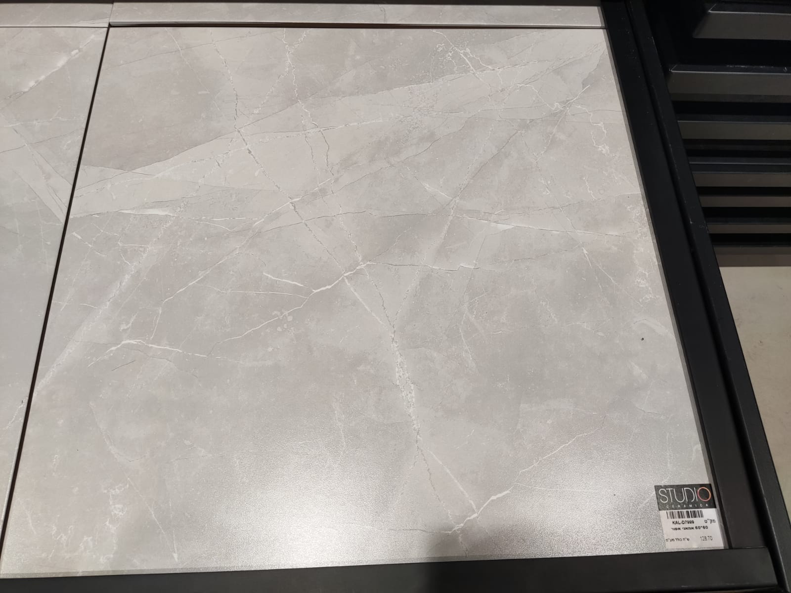 אמאני אפור.jpeg