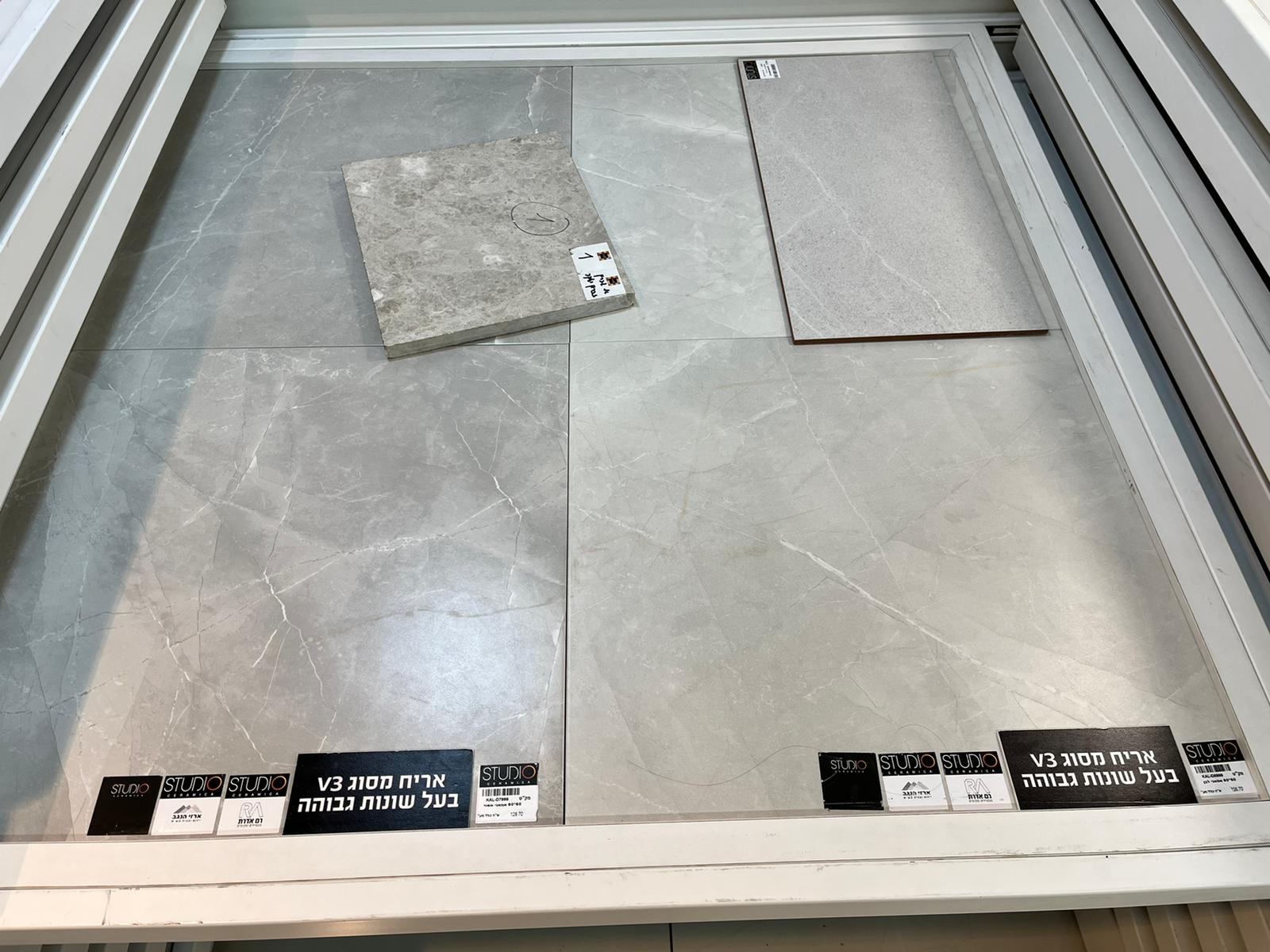 אמאני לבן לעומת אפור.jpeg