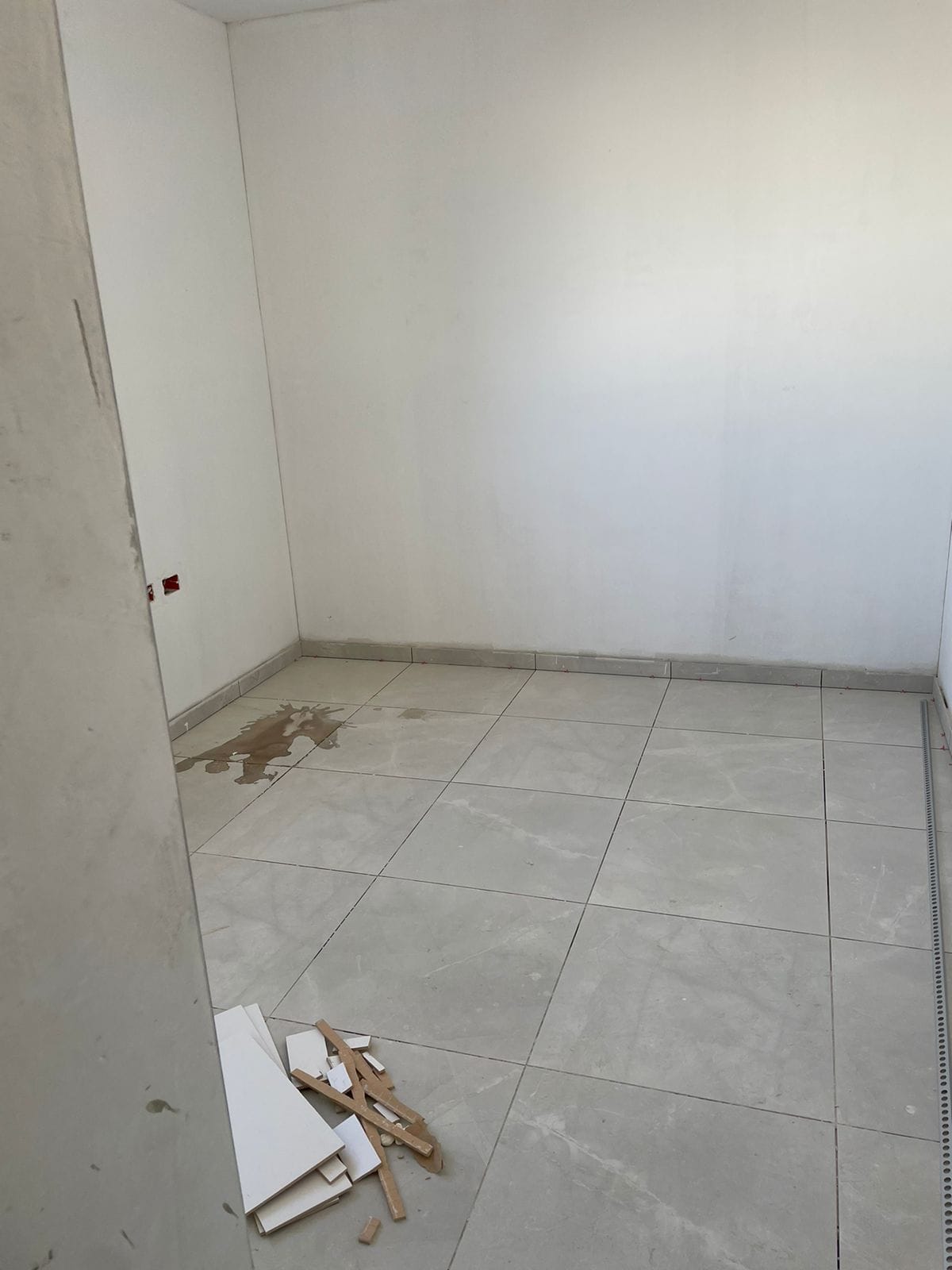 אמאני לבן מרוצף 2.jpg