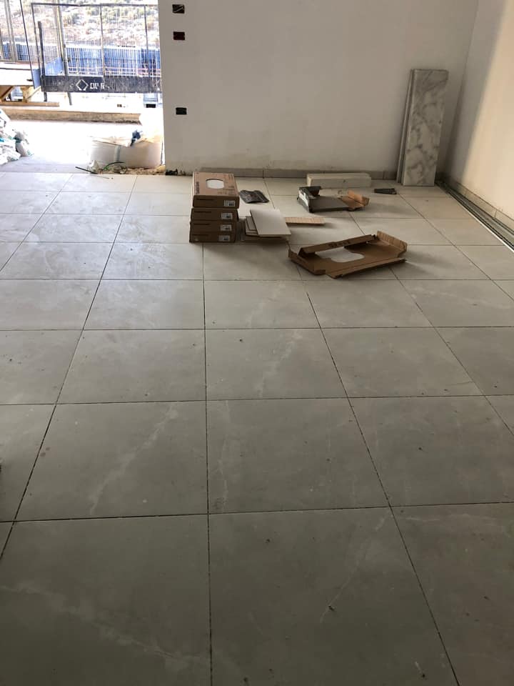 אמאני לבן מרוצף.jpg