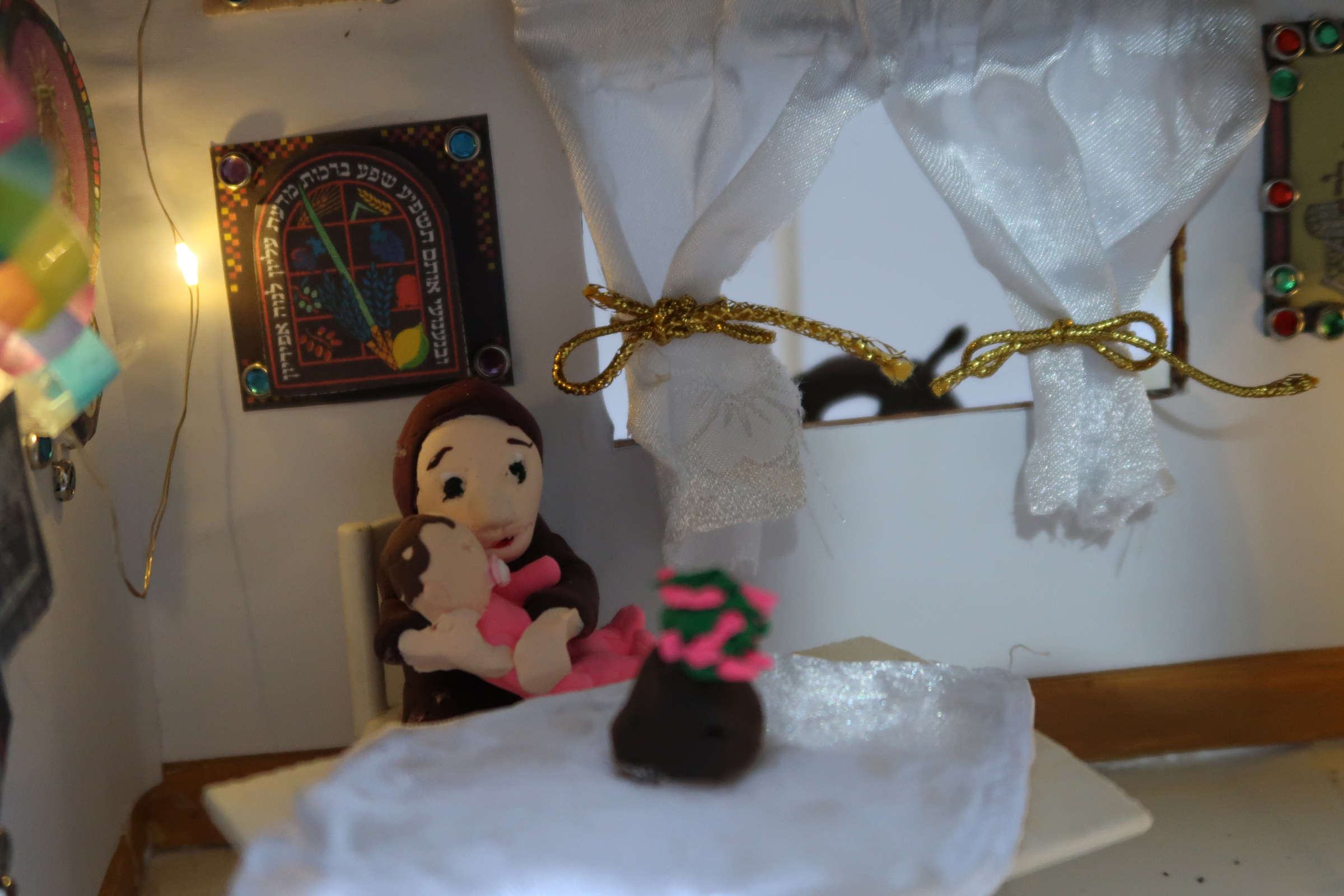 אמא עם תינוקת בסוכה.jpg