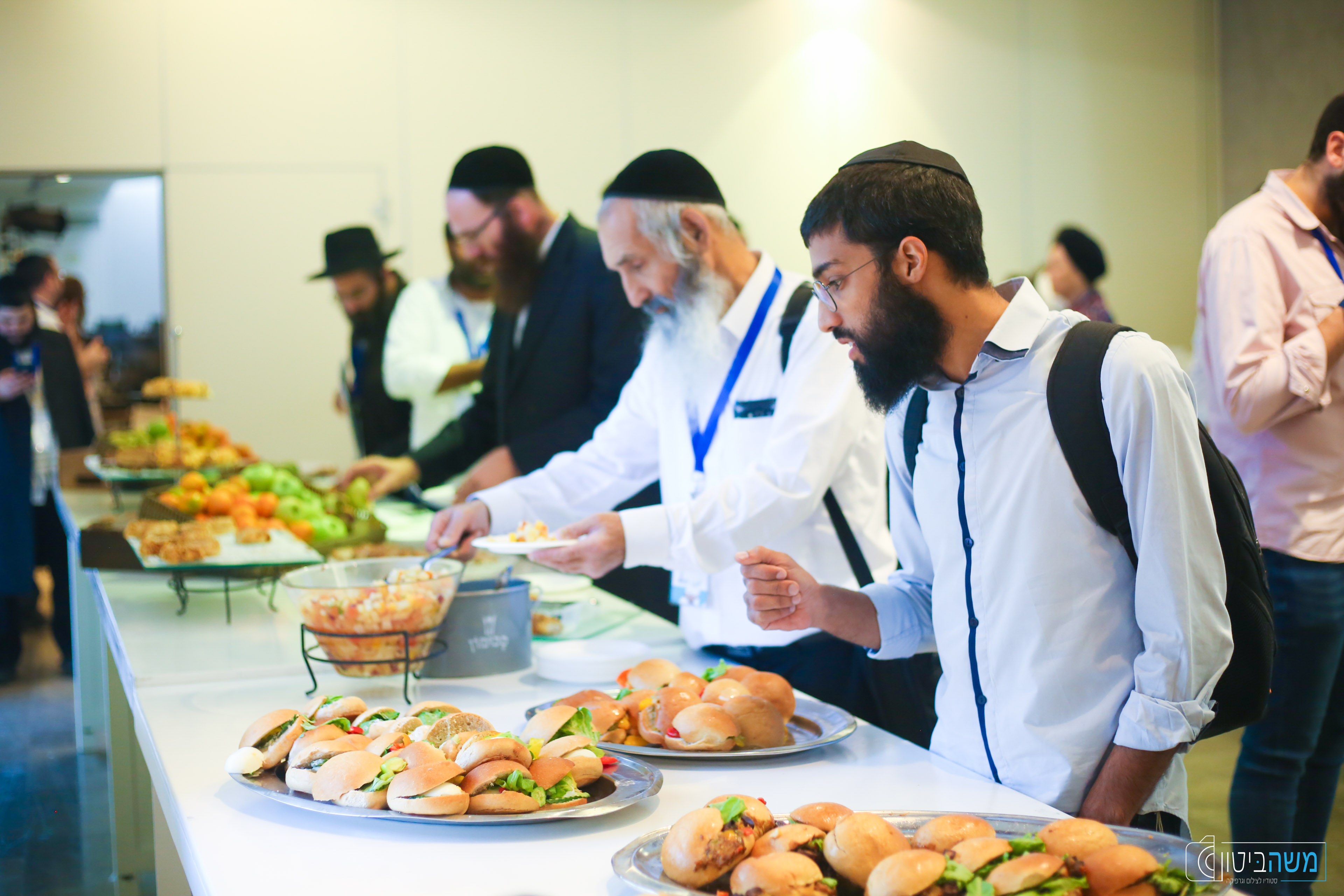 ארוחות לאורך כל היום בכשרות מהודרת ובשפע.jpg