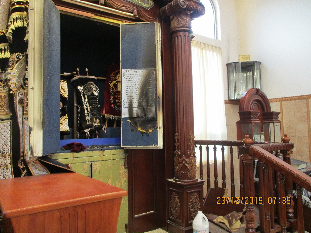 ארון הקודש ו ספרי התורה.jpg