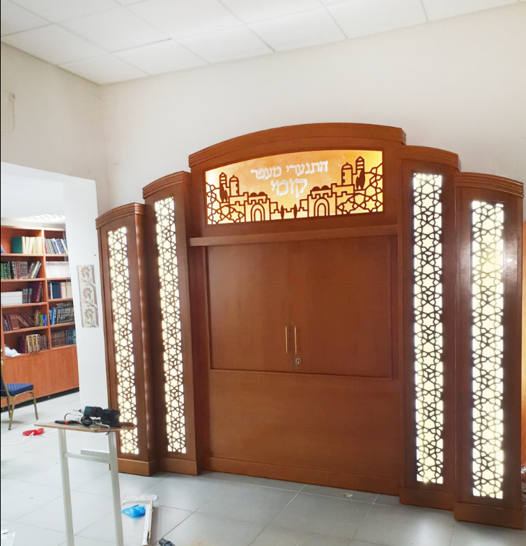 ארון קודש דוסא עם תאורה.png
