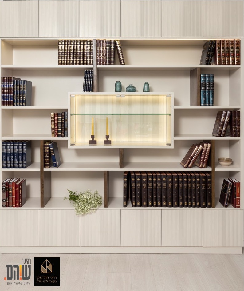 ארון תצוגה.jpg