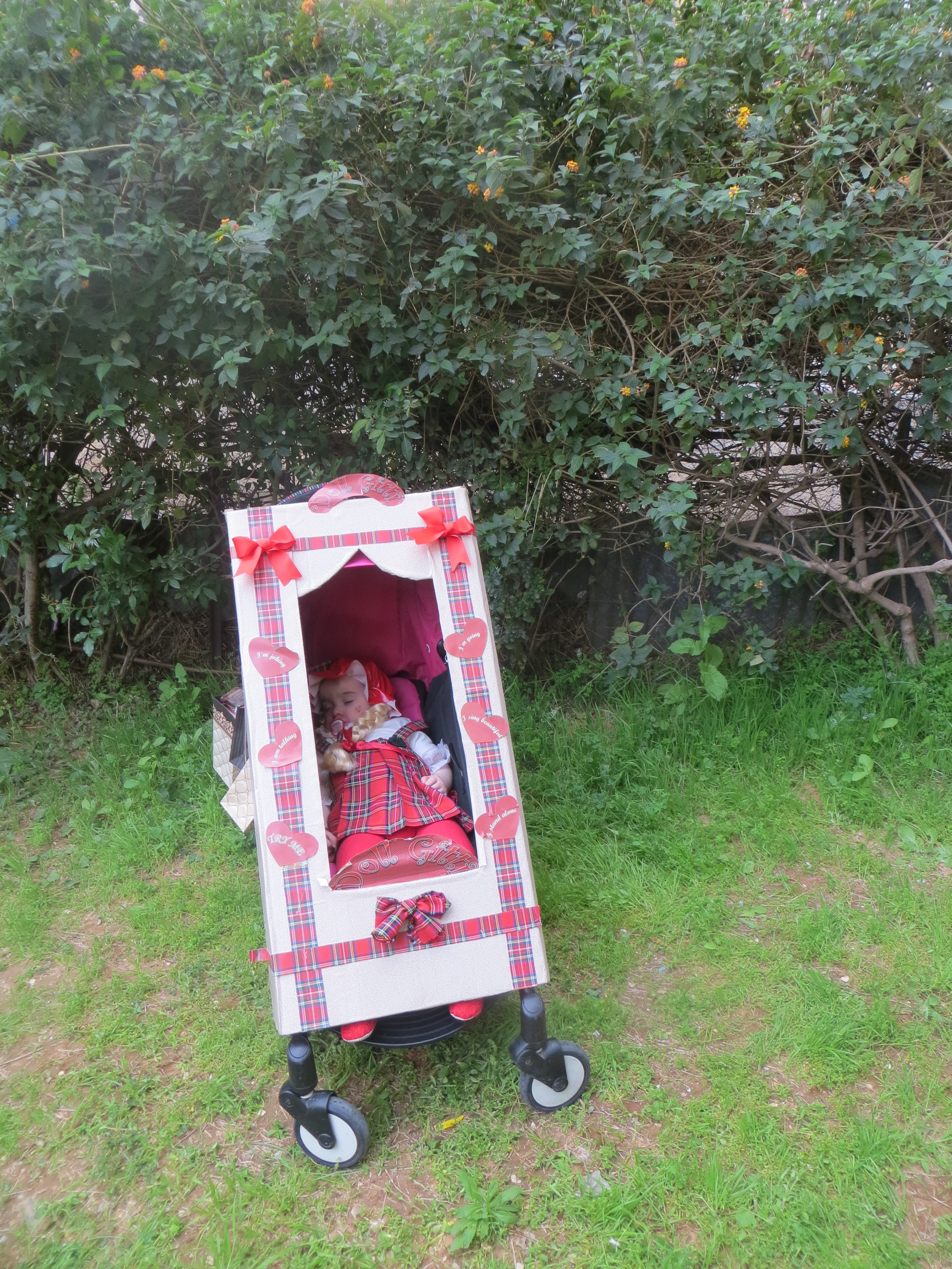 בובה בקופסא בעגלה.JPG