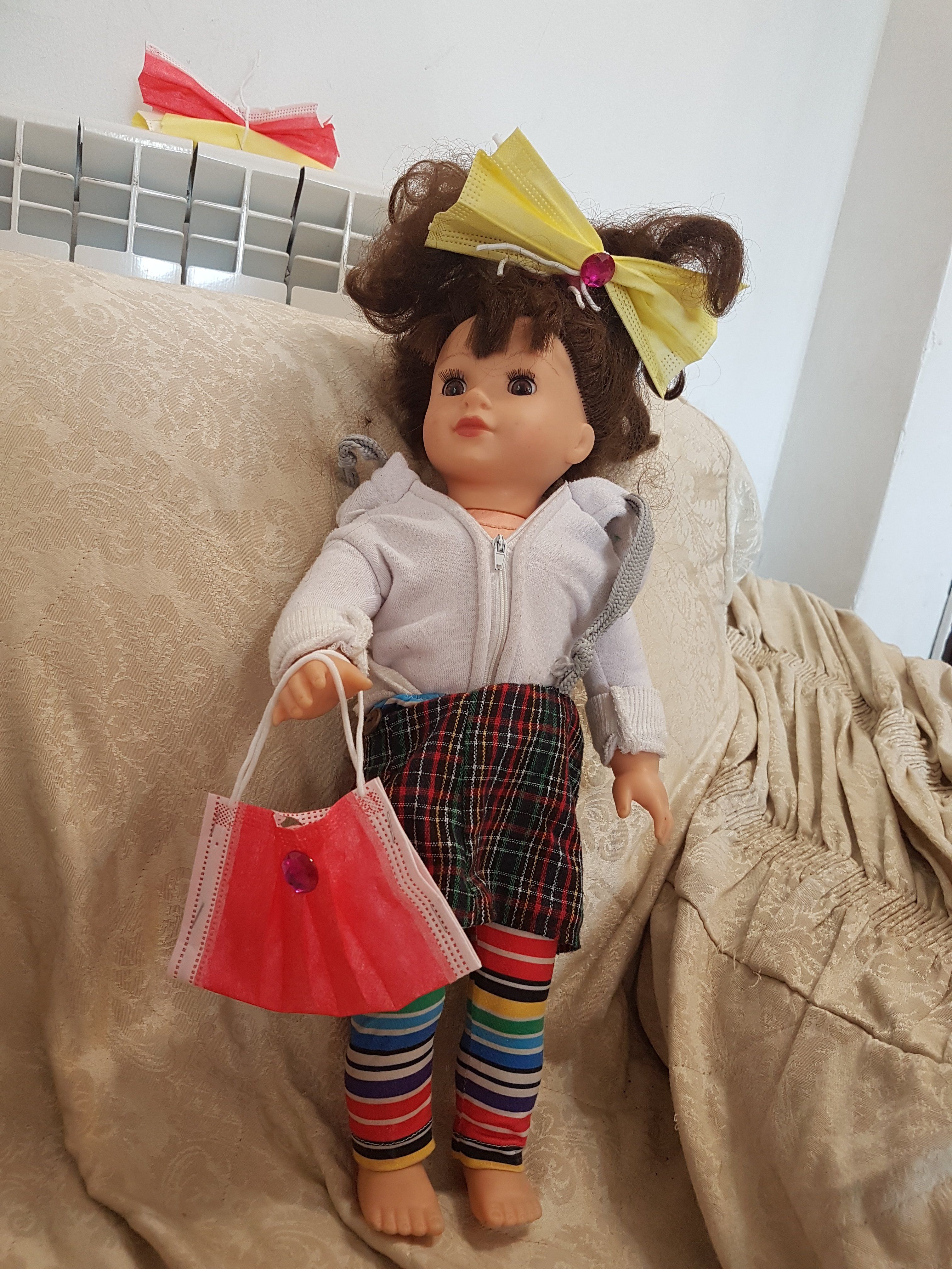 בובת ניו יורק מדגמנת מסכות.jpg