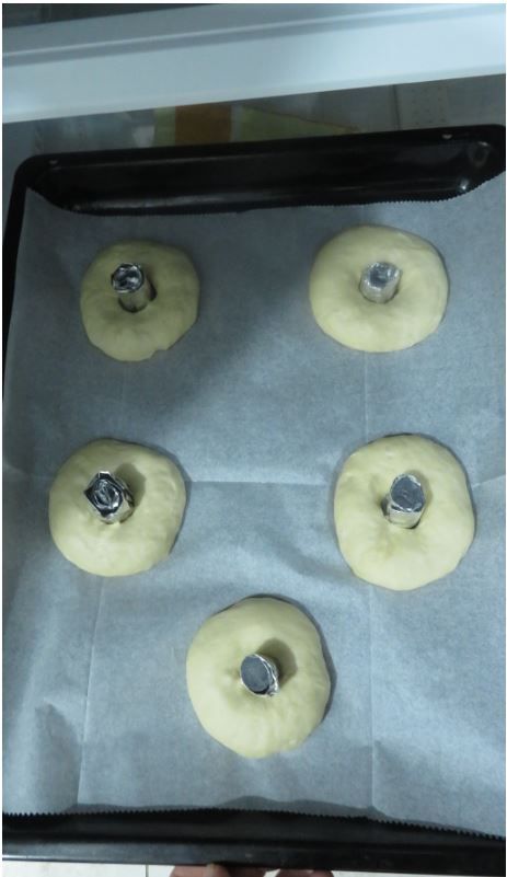 בייגל בתבנית לפני ההתפחה במקרר.JPG