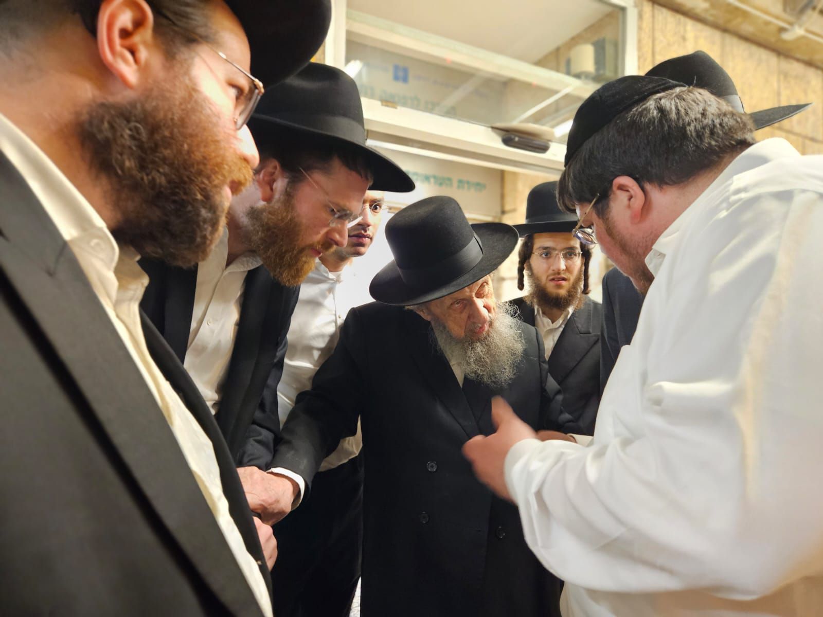 ביציאה מחדר מרן שליט''א בביה''ח.jpg