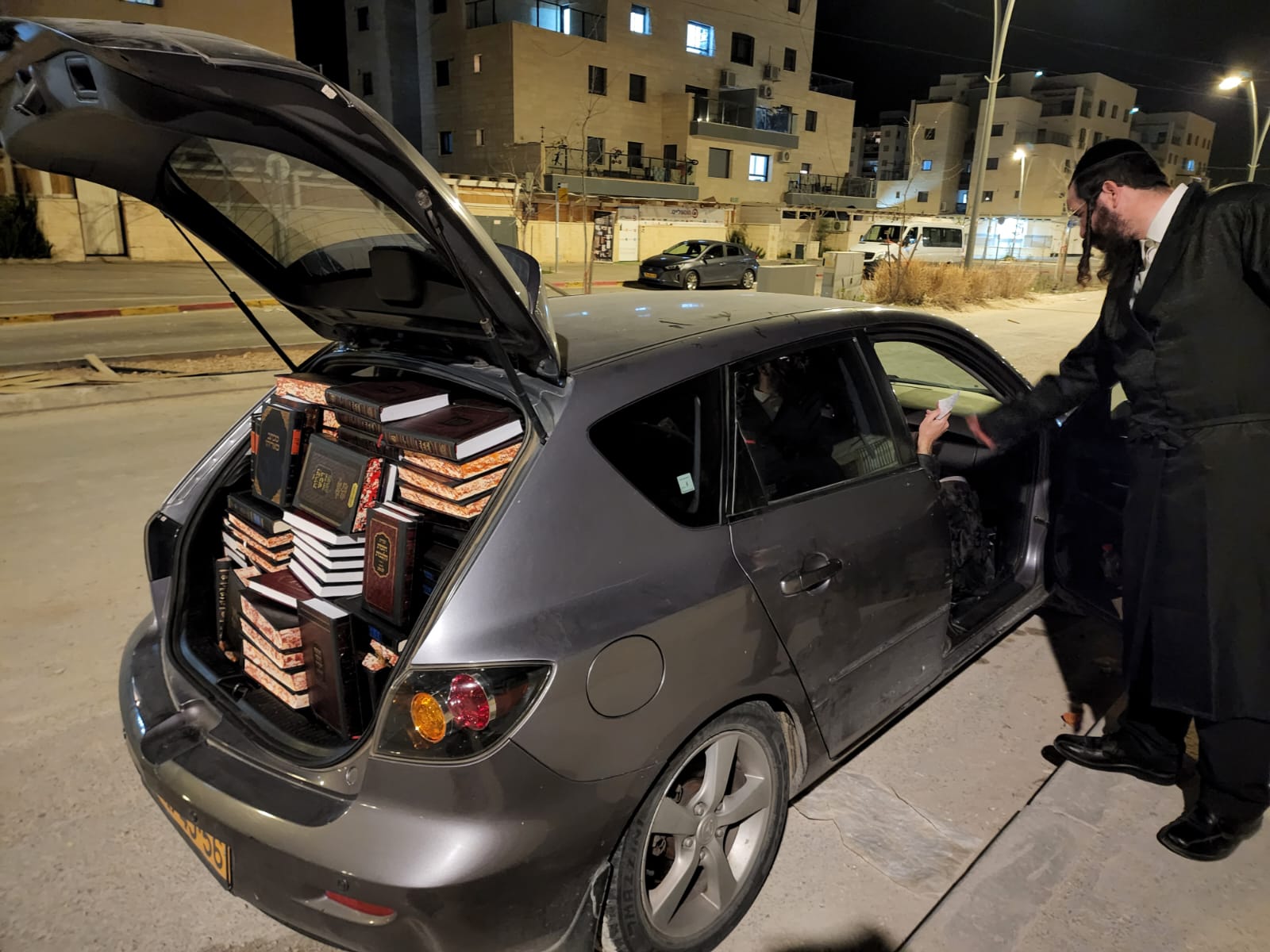 בית מלא ספרים...jpg