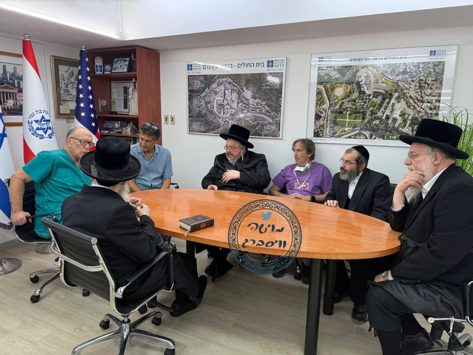 בכירי הדסה בהתייעצות לאחר הניתוח עם הרה'צ והמשמשים בקודש.jpg