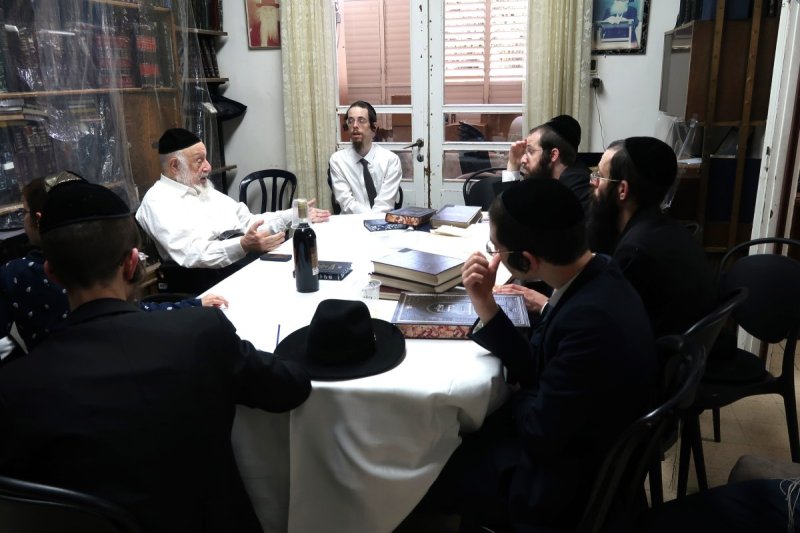 בלימוד עם תלמידים חוה''מ פסח.jpg