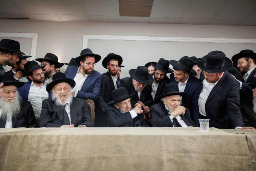 במזרח עם הגרמ''ה הירש והגר''א כהנמן.jpg