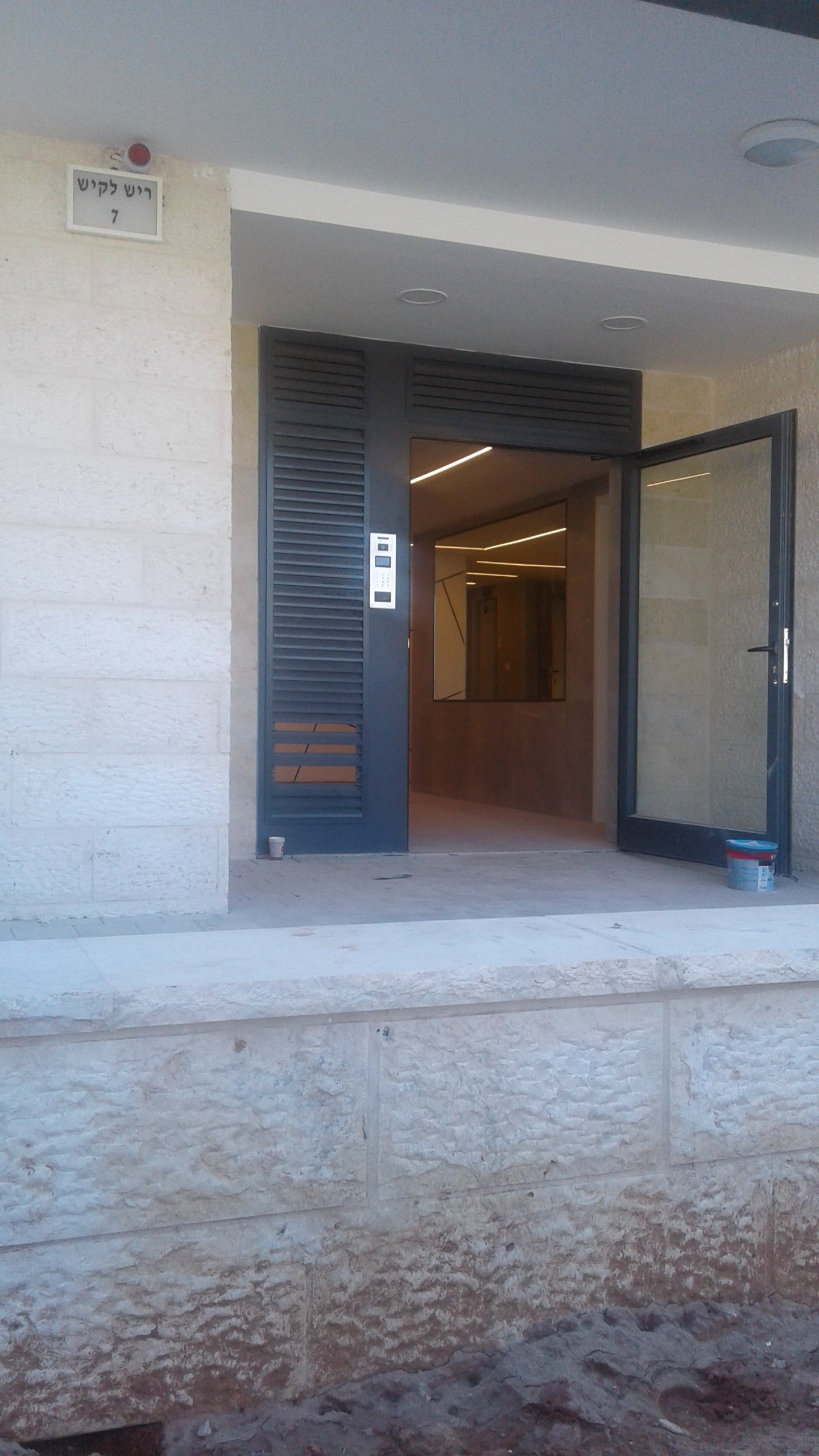 בניין 8 כניסה.jpg
