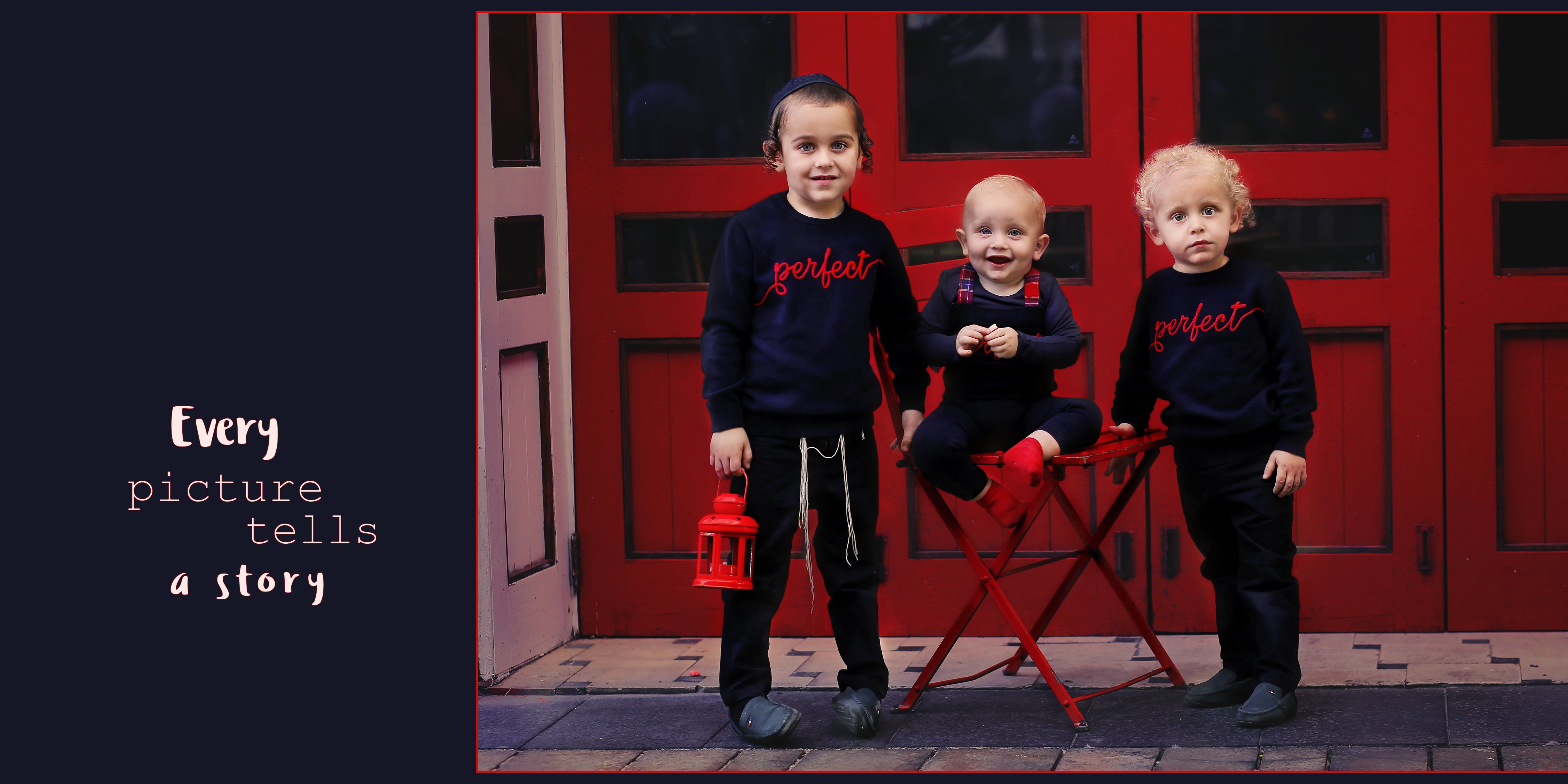 בנים עומדים_קיר אדום-min.jpg