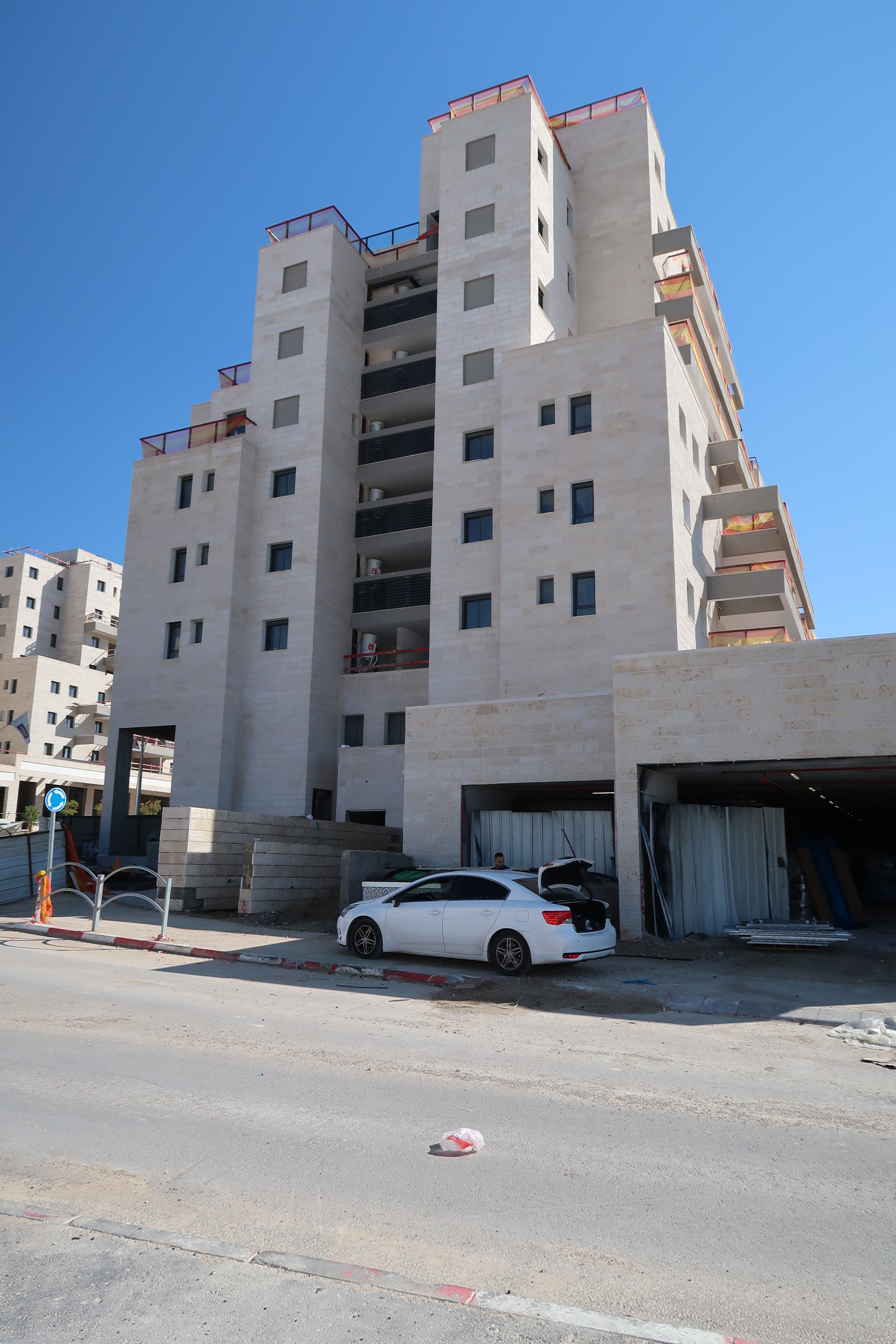 בנין 9 זווית מהצד.JPG