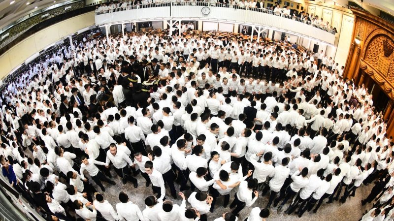 בני הישיבה בריקוד בהיכל.jpg