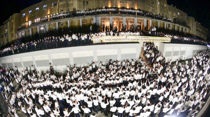 בני הישיבה בריקוד.jpg