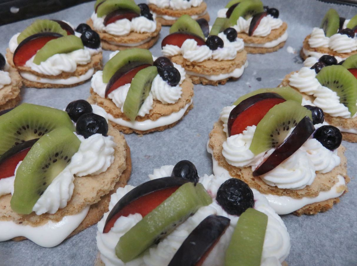 בצק שקדים עם קצפת ופירות.JPG