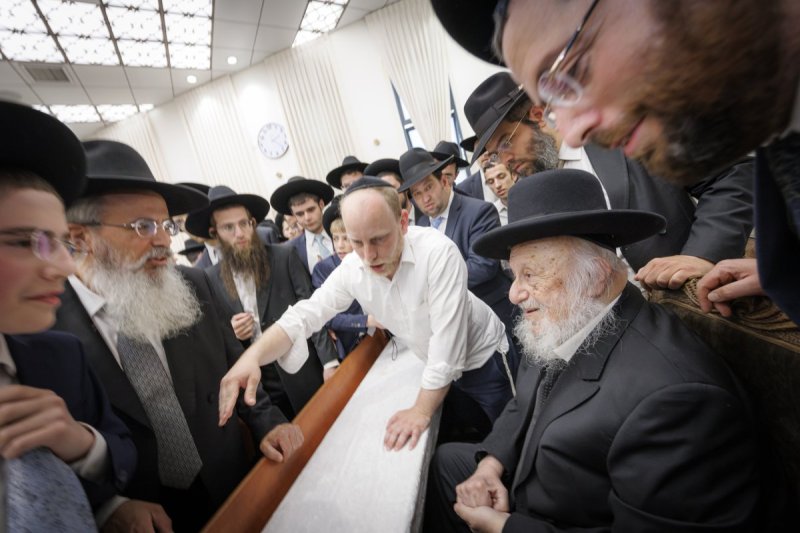 בקבלת קהל לאחר ברית בביכהנ''ס בית השם ב''ב.jpg