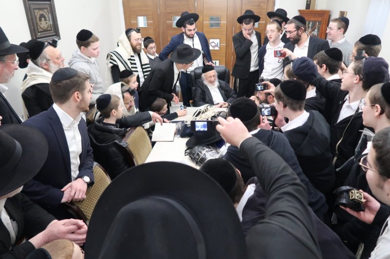 בקבלת קהל.jpg