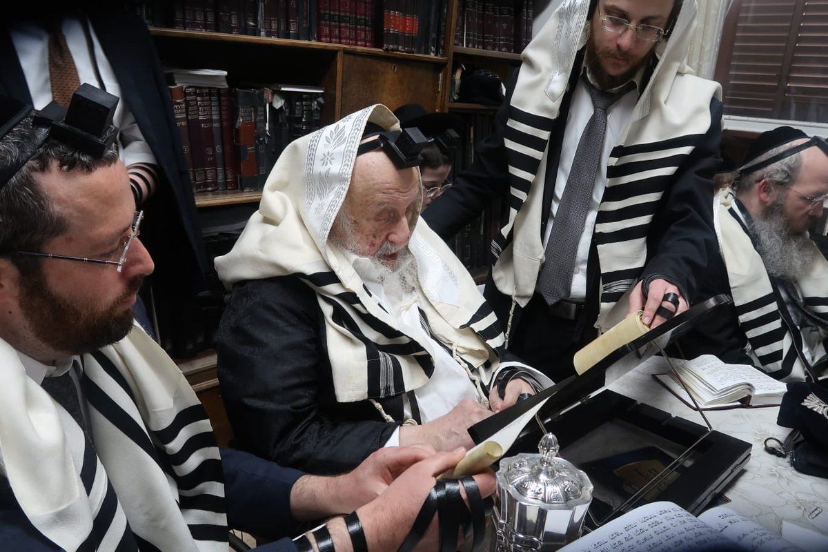 בקריאת המגילה ביום הפורים במעונו.jpg