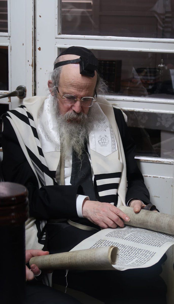 בקריאת המגילה.jpg