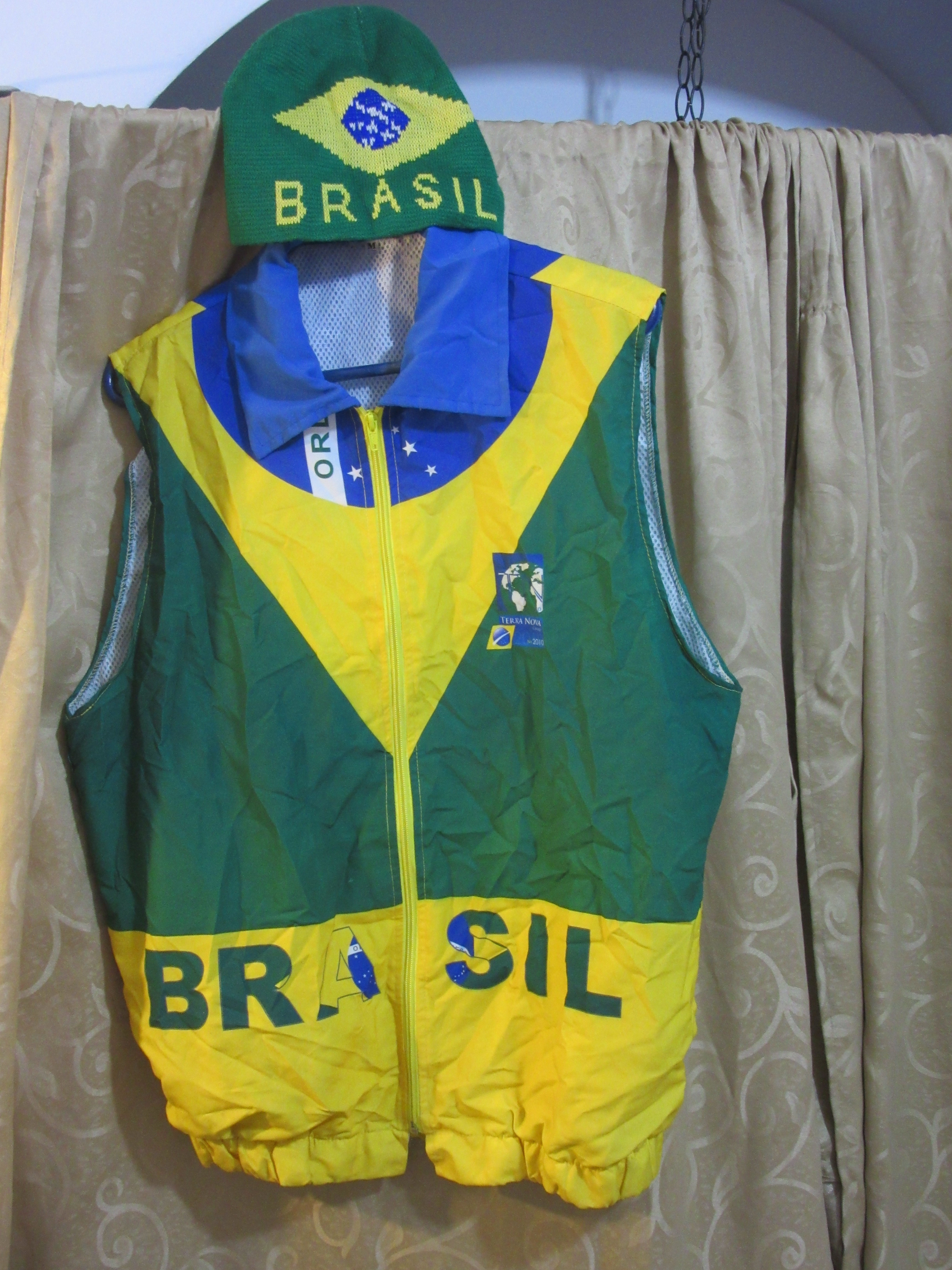 ברזיל ווסט כובע תיק גב דגל  - כפול 3 תחפושות בערך לגיל 12-14.JPG