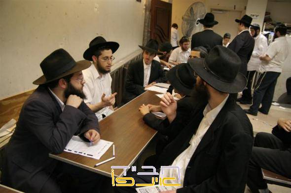 בשולחן הפסיכולוג לא רואים אותי מחשש לשידוכים.jpg