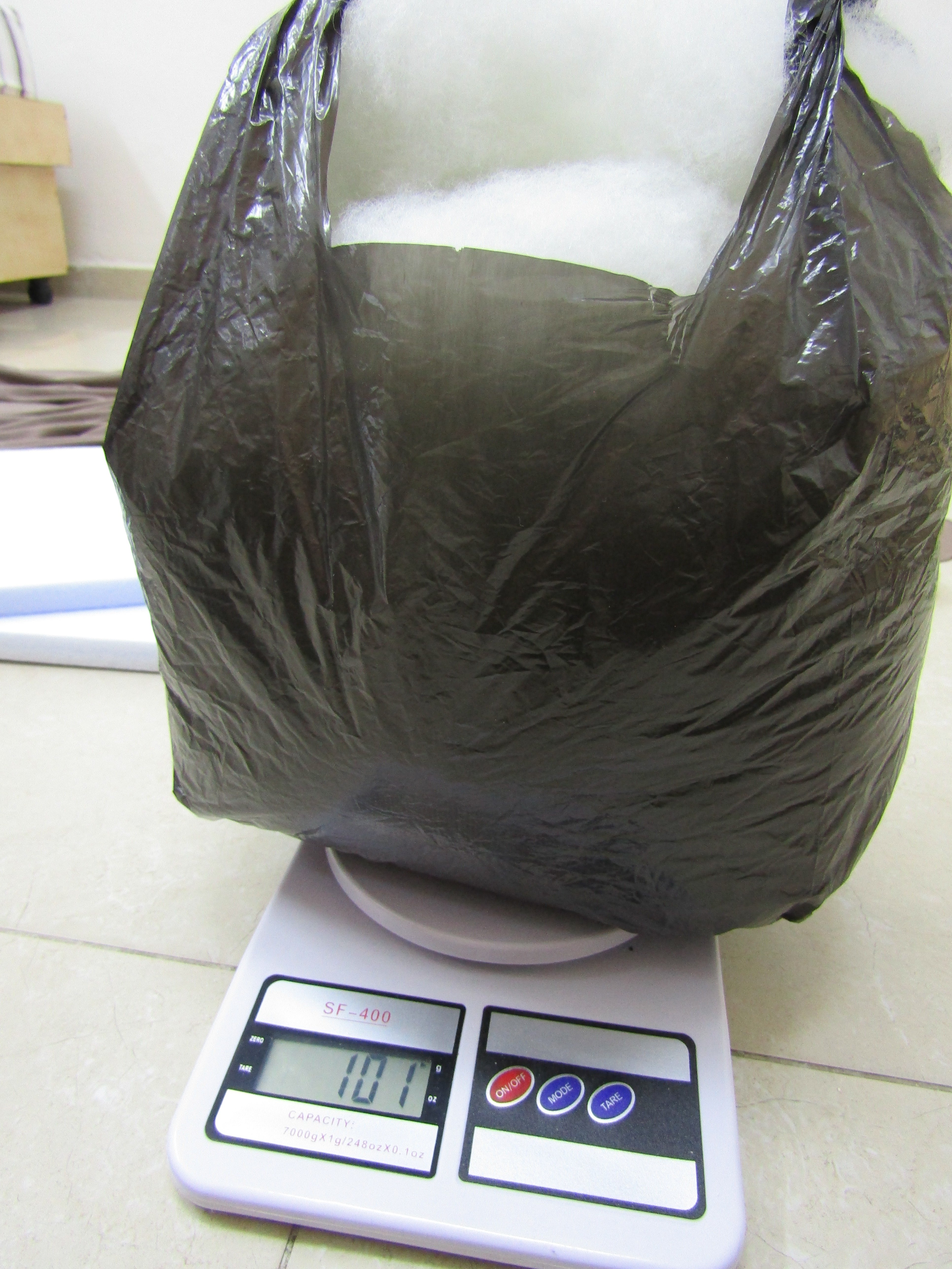 ב. הכנת שקיות לכמות אחידה של המילוי.JPG