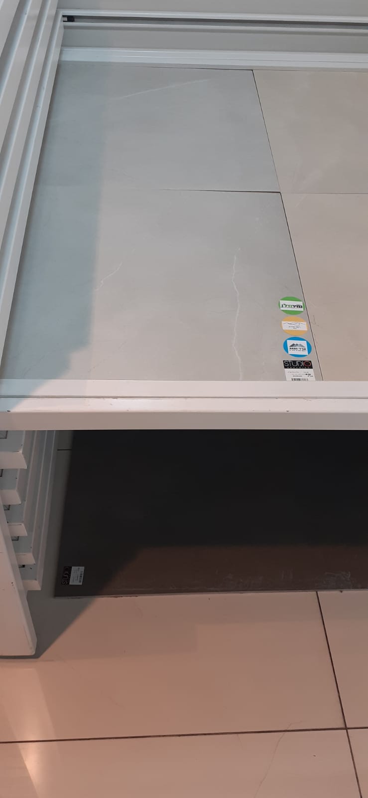 גאיוס מט משי אפור.jpeg