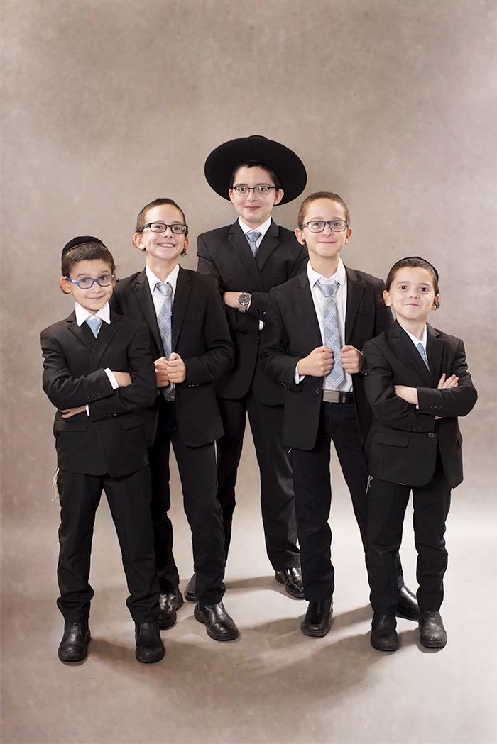 גברים בשחור.jpg