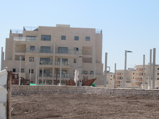 גינה מאחורי שערי בית שמש.JPG