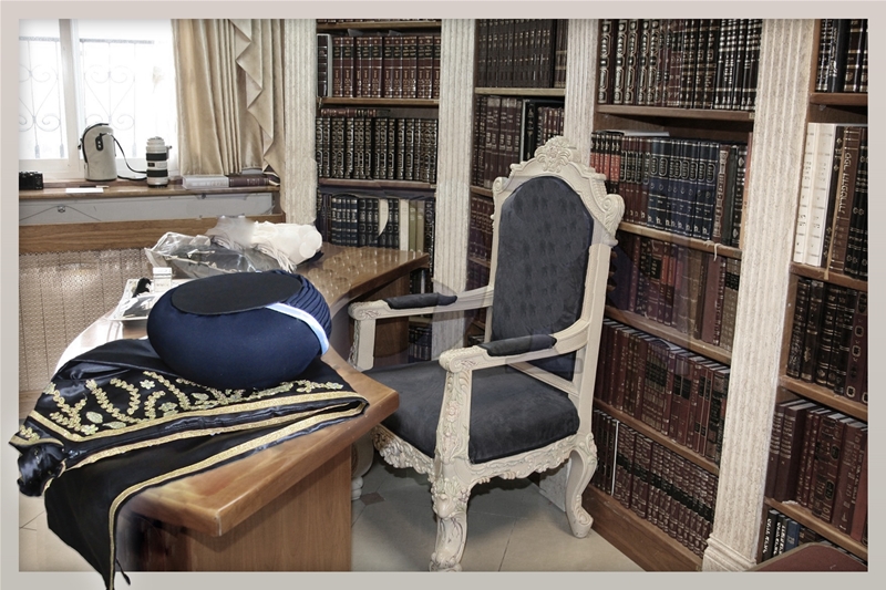 גלימה הרב  עובדיה.jpg