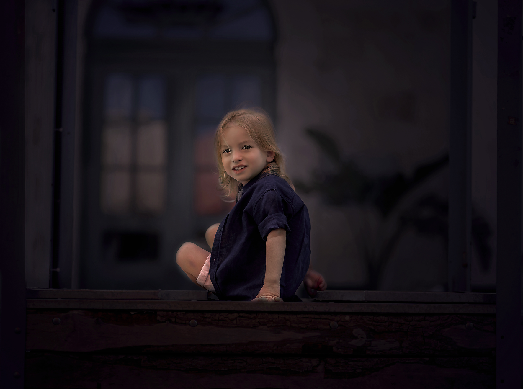 גמור יושב על דוכן מוקטן.png