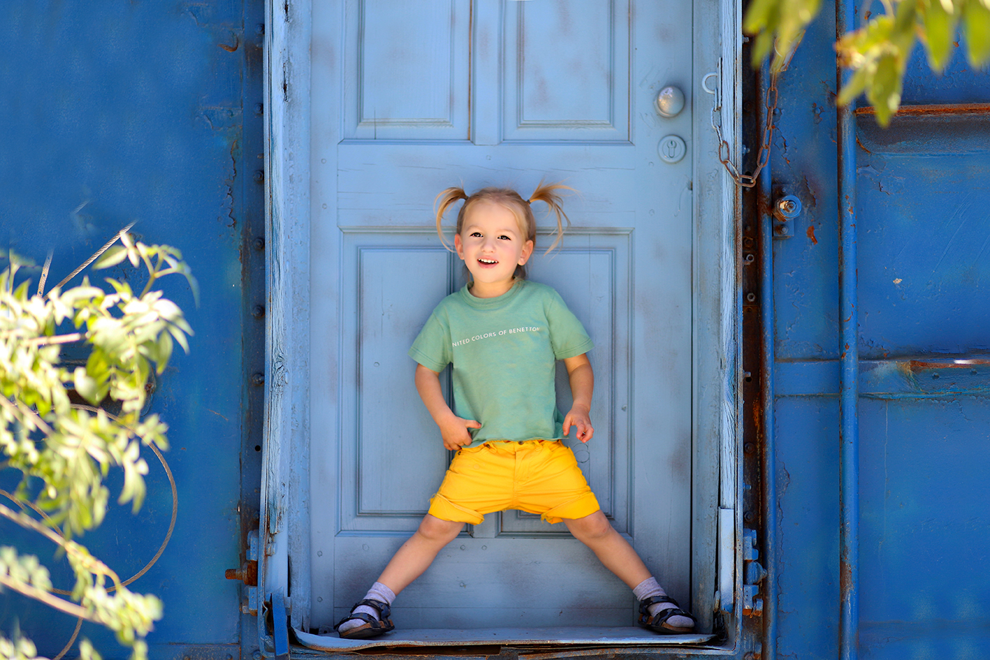 גמור עומד על דוכן מוקטן.jpg