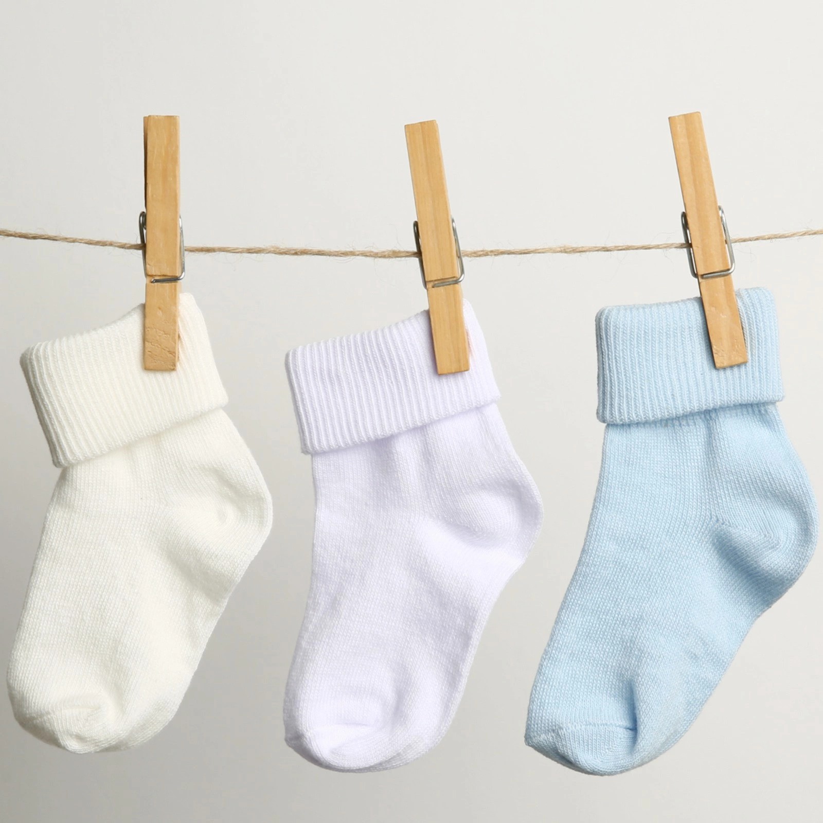 גרביים תלויות.jpg