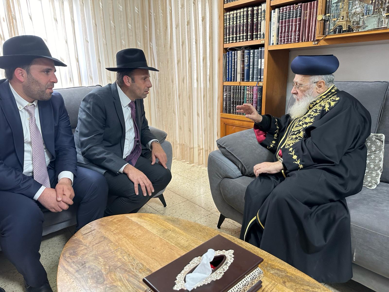 גרינברג אצל הרב יצחק יוסף ער''ש.jpg