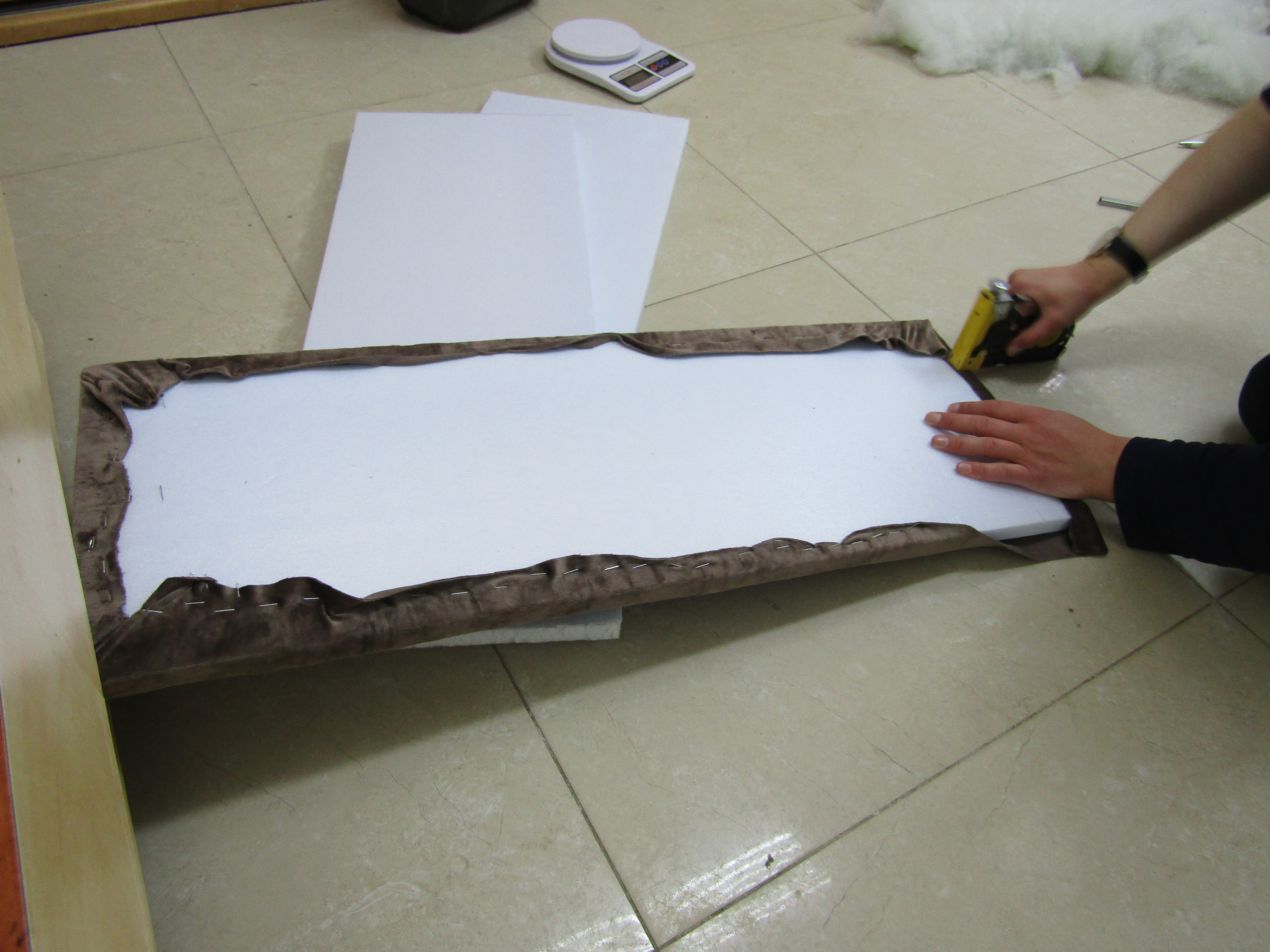 ג. הנחת המילוי ומתיחת הבד והידוק בצד האחרוי.JPG