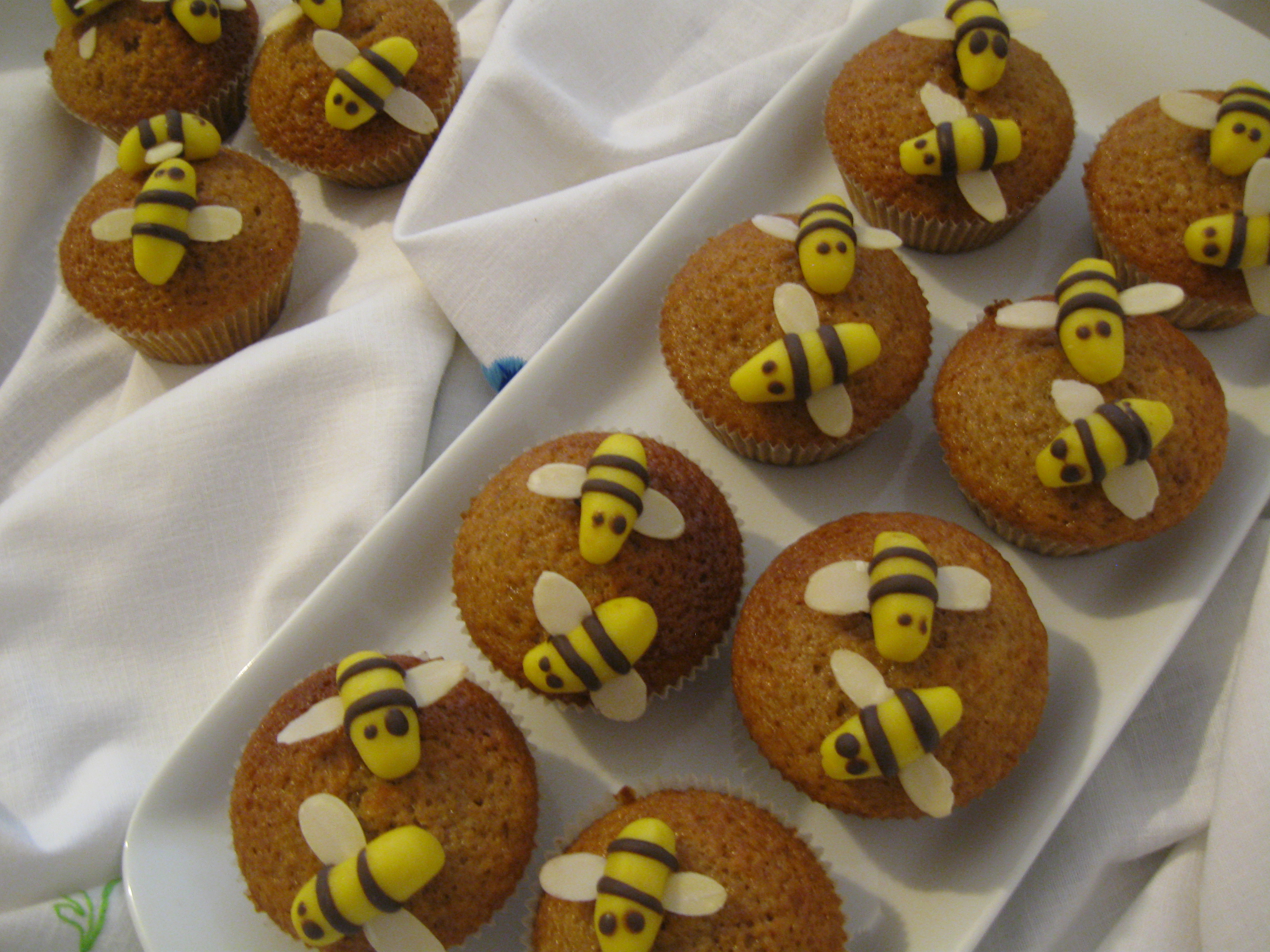 דבורים ממרציפן על מאפינס דבש.JPG